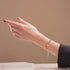 Isla | 18 Karat Gold | Makramee-Charmballa-Armband mit Kristall-Muschel